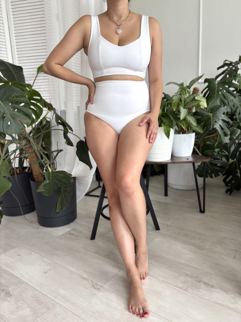 Biustonosz kąpielowy Swan  🦢 kokosowa biel