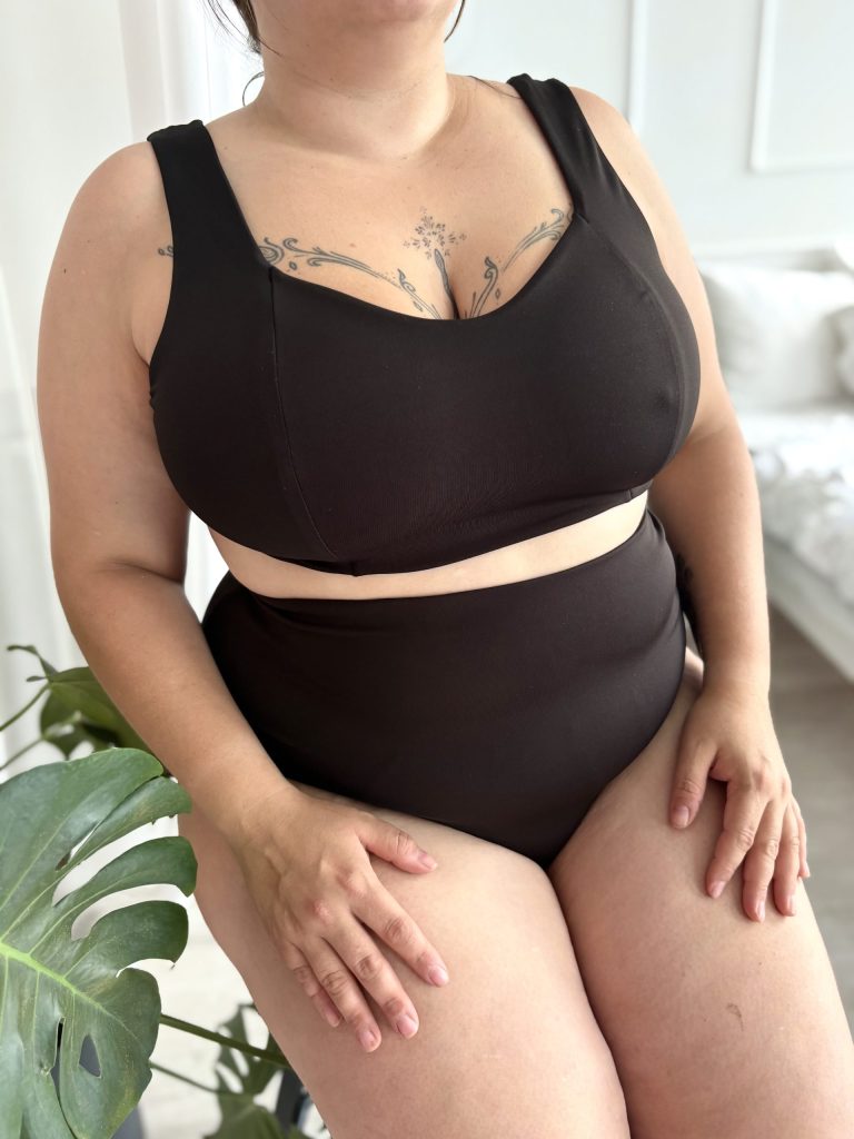 Biustonosz kąpielowy Swan Plus Size 🦢 czarny