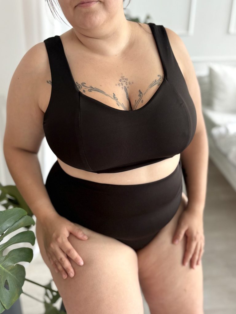 Biustonosz kąpielowy Swan Plus Size 🦢 czarny