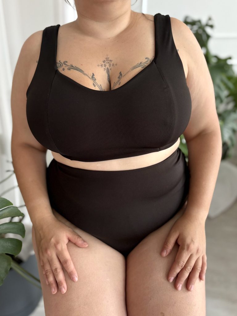 Biustonosz kąpielowy Swan Plus Size 🦢 czarny