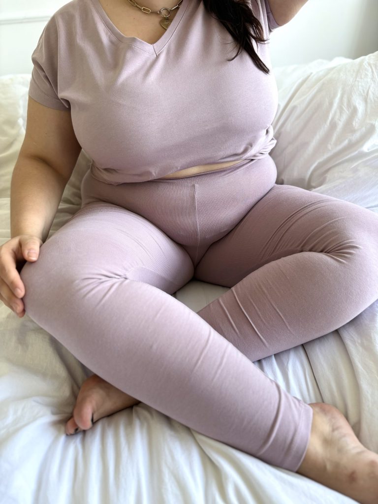 Pilates zestaw pudrowy leginsy