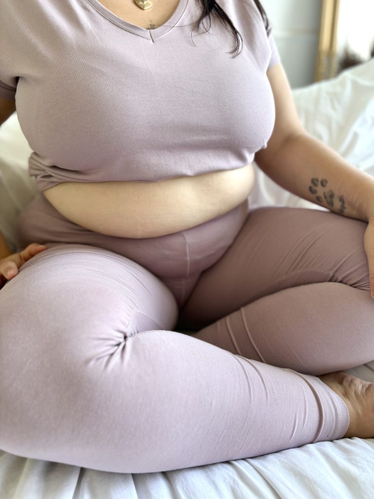 Pilates zestaw pudrowy leginsy